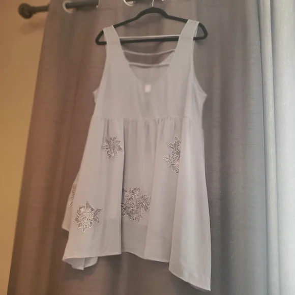 Torrid embroidered tank - Picture 3 of 4